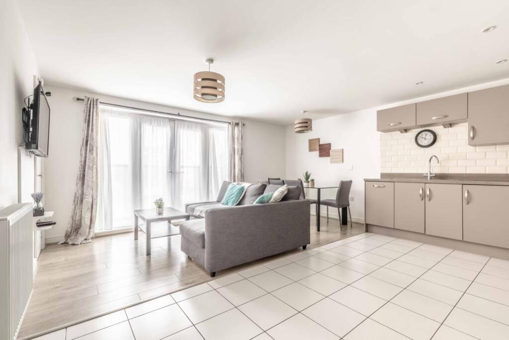 2 Bed & 2 Bath Cosy Apartment Slough- Free Parking Exterior photo